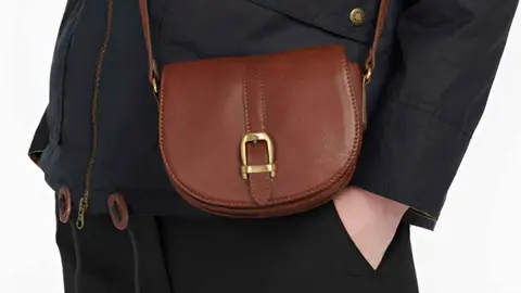 Bandolera mini Barbour con cierre de solapa en El Corte Ingl&eacute;s