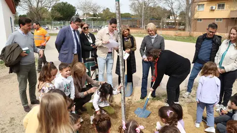 Plantaci&oacute;n de arbolado en el CEIP Antonio Machado | Cristo Garc&iacute;a