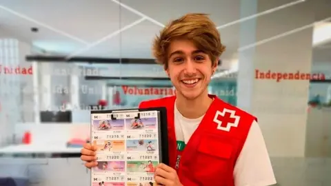 Un vendedor de loter&iacute;a de Cruz Roja