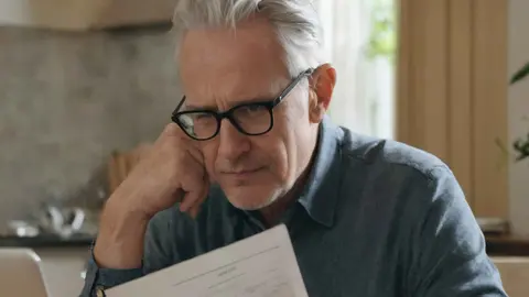 Un pensionista preocupado por el estado de su pensi&oacute;n por jubilaci&oacute;n de la Seguridad Social