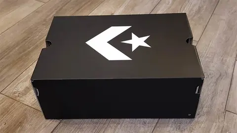 Caja de zapatillas Converse