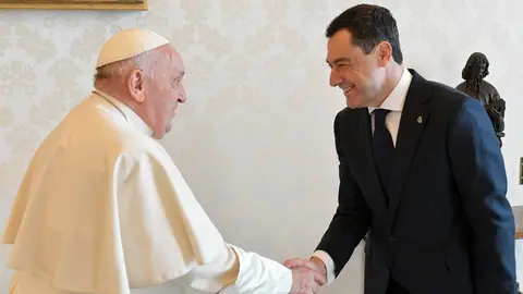 Juanma Moreno saluda al Papa Francisco
