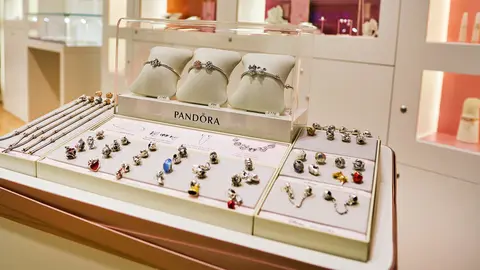Interior de la tienda Pandora