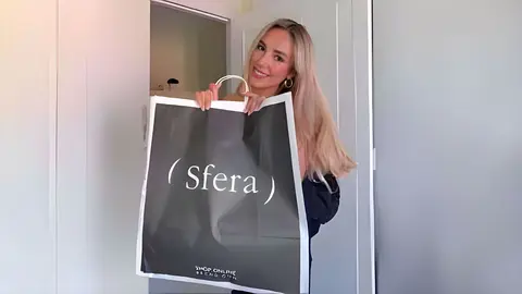 Influencer Ro Dauphin muestra a c&aacute;mara sus compras de Sfera