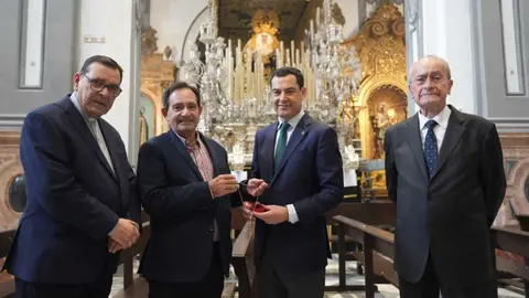 Juanma Moreno en la Hermandad del Cautivo de M&aacute;laga