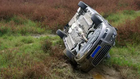 Un coche volcado en una foto de archivo