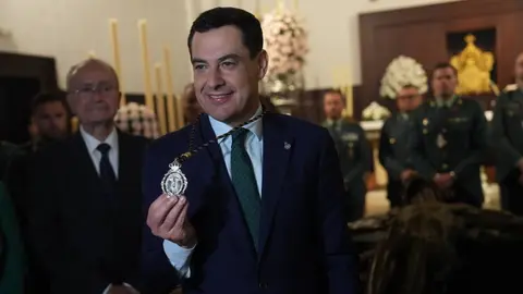 Juanma Moreno en la Hermandad de la Expiraci&oacute;n de M&aacute;laga