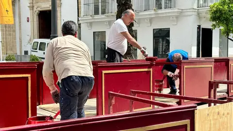 Operarios trabajando en el pintado de palcos en Jerez | Cristo Garc&iacute;a