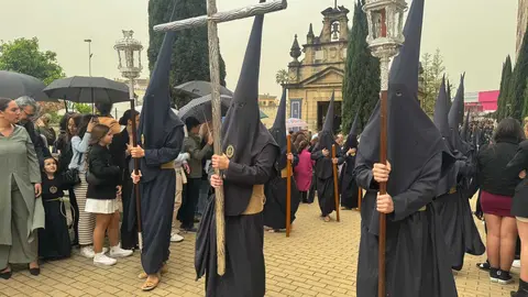 La cruz de gu&iacute;a de la Hermandad del Perd&oacute;n bajo la lluvia | Cristo Garc&iacute;a