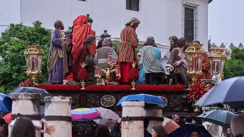 Hermandad de la Cena bajo la lluvia en Sevilla | Salvador L&oacute;pez Medina