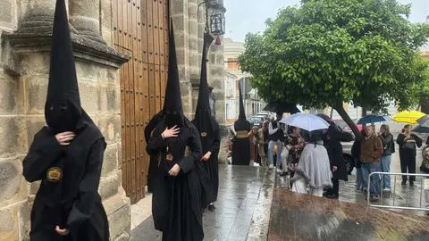 Nazarenos de las Angustias bajo la lluvia | Cristo Garc&iacute;a