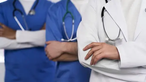 Tres m&eacute;dicos pertenecientes al Servicio Andaluz de Salud