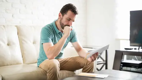 Un pensionista preocupado por el estado de su pensi&oacute;n no contributiva