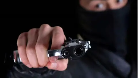 El atracador se sirvi&oacute; de una pistola para crear el p&aacute;nico