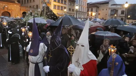 La lluvia contin&uacute;a dispuesta a marcar las procesiones