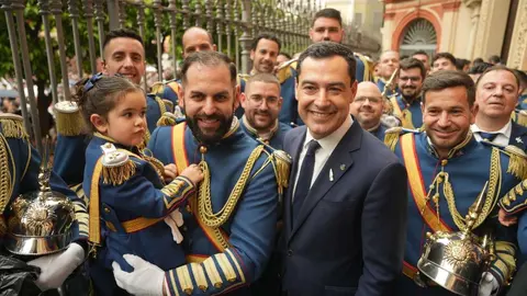 Juanma Moreno con miembros de la Banda del Sol