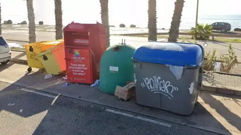 Contenedor de ropa usada en V&eacute;lez-M&aacute;laga