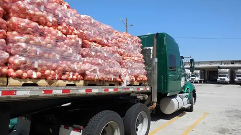 Un cami&oacute;n cargado de cebollas
