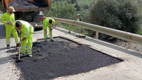 Operarios trabajan en una carretera de C&aacute;diz