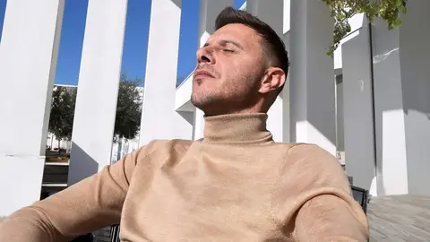 Joaqu&iacute;n en su casa posa para su cuenta de Instagram '@joaquinarte'