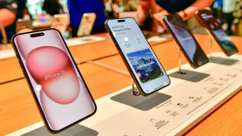 Secci&oacute;n de telefon&iacute;a con muestrario de iPhone 15 de Apple