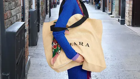 Clienta de ZARA con bolsa reciclable de Inditex
