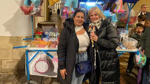 Mar&iacute;a Jos&eacute; Garc&iacute;a-Pelayo junto a la vendedora de un puesto ambulante
