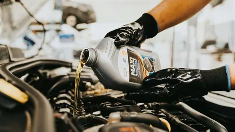 Manchas bajo el coche - descubriendo y manejando fugas de fluidos