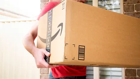 Caja grande de Amazon Prime entregada en la puerta de entrada de un edificio residencial