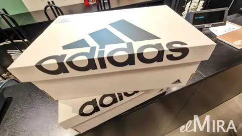 Par de cajas de zapatillas Adidas