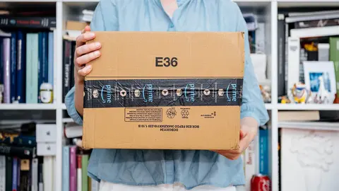 Paquete de Amazon con servicio Prime