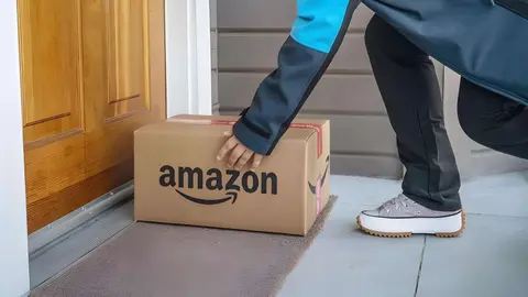Repartidor de Amazon deja env&iacute;o de paquete en puerta de domicilio