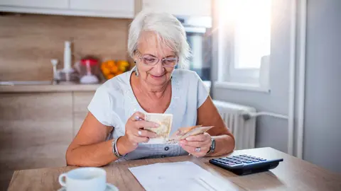 Una pensionista recibe la nueva ayuda de la Seguridad Social y el IMSERSO