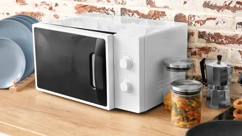 Horno microondas sobre encimera de la cocina