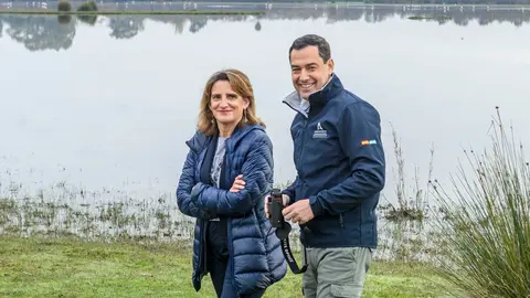 Juanma Moreno y Teresa Ribera en Do&ntilde;ana