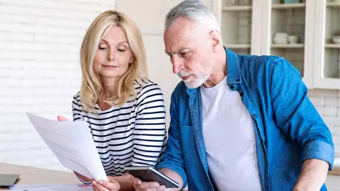 Una pareja de pensionistas comprueba el estado de su pensi&oacute;n en la Seguridad Social