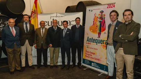 Asistentes junto al cartel | Bokaventura