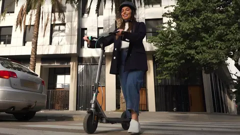 Mujer conduciendo el patinete El&eacute;ctrico Cecotec Bongo Serie D20