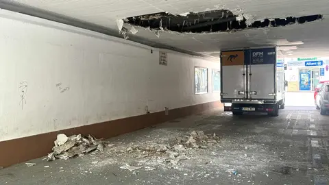 Un cami&oacute;n choca con el techo del pasaje entre la Porvera y la Plaza Salvador Allende | Cristo Garc&iacute;a