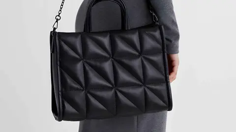 Bolso shopper mediano acolchado de Stradivarius