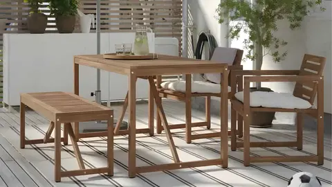 El banco de jard&iacute;n de tinte marr&oacute;n claro N&Auml;MMAR&Ouml; de Ikea