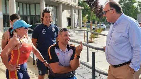 El consejero de Deporte de la Junta de Andaluc&iacute;a, Arturo Bernal, conversa con deportistas