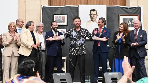 Miguel Poveda recibe la Insignia de Oro de la&nbsp;Pe&ntilde;a T&iacute;o Jos&eacute; de Paula