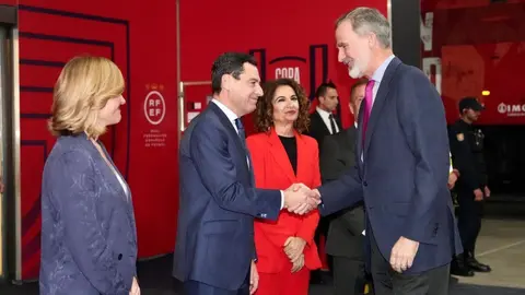 Juanma Moreno saluda al Rey Felipe VI en su llegada al Estadio de La Cartuja de Sevilla