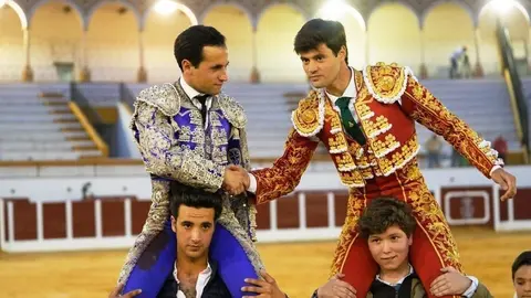 Peregrino y Gallego a hombros | @ctorosandalucia