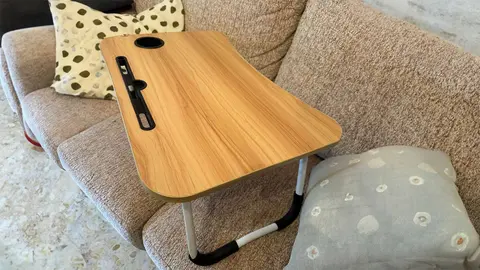 Mesa plegable para cama y sof&aacute; de Amazon