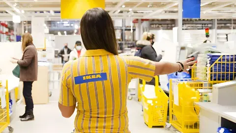 Dependienta en tienda IKEA