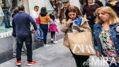 Bolsa de tienda Zara en el centro de Madrid - El MIRA