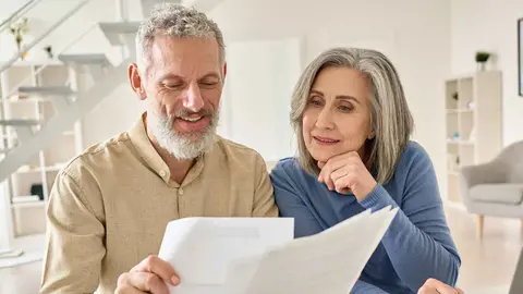 Pareja de pensionistas comprueba el estado de sus pensiones de la Seguridad Social