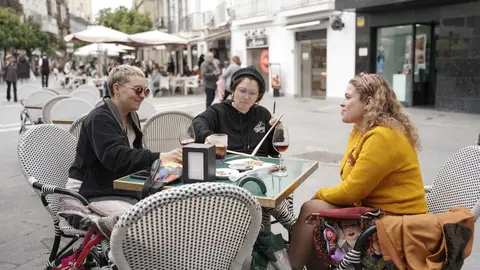 J&oacute;venes en la terraza de un bar en Jerez | El MIRA